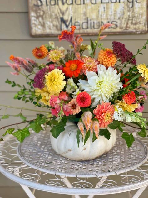 Make Flowers Last Longer, Cut Flower Arrangements, Flowers Last Longer, Pumpkin Centerpiece, Make Flowers, Halloween Centerpiece, Autumn Table, Dining Table Centerpiece, Pumpkin Centerpieces