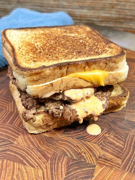 Grilled Cheese Smash burger - Cooking In The Yard | Easy Recipes! Billionaire Bacon, Bacon Twists, Burger Sauces Recipe, Smash Burger Recipe, Cheese Buns, Burger Seasoning, Burger Sauce, Cooling Rack, Smash Burger