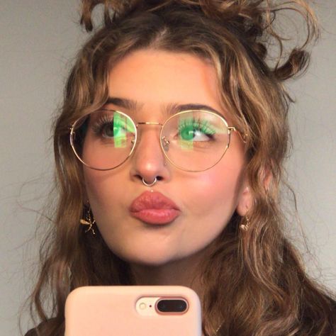 Gold Round Glasses, Glasses For Round Faces, Cute Glasses Frames, Classy Glasses, Glasses Frames Trendy, Fancy Glasses, Glasses Inspiration, Circle Glasses, Chic Glasses