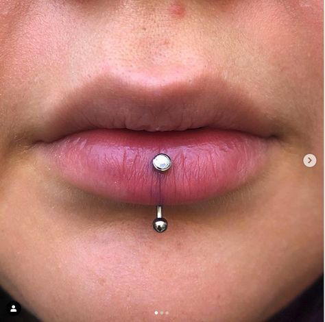 Verticle Labret Lip Piercing Aesthetic, Vertical Philtrum Piercing, Lip Piercing Vertical Labret, Vertical Labret Piercing Jewelry, Vertical Labret Jewelry, Labret Vertical, Vertical Labret Piercing, Philtrum Piercing, Pretty Body