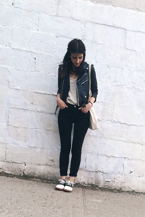 Skinny Jeans and Saddle Shoes Outfits With Saddle Shoes, How To Wear Saddle Shoes, Black And White Oxford Shoes Outfit Women, Styling Saddle Shoes, Saddle Oxford Shoes Outfit, Saddle Oxfords Outfit, Saddle Shoes Outfit How To Wear, Black And White Oxford Shoes Outfit, Oxford Pumps Outfit