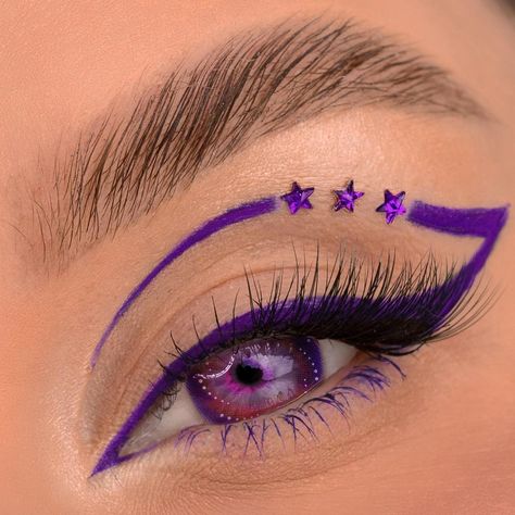 Cute Graphic Liner Ideas, Purple Graphic Liner Makeup, Funky Eyeliner Looks, Graffiti Eyeliner, Graphic Liner Hooded Eyes, Graphic Eyeliner For Hooded Eyes, Colorful Eyeliner Ideas, Colorful Graphic Liner, Easy Graphic Eyeliner