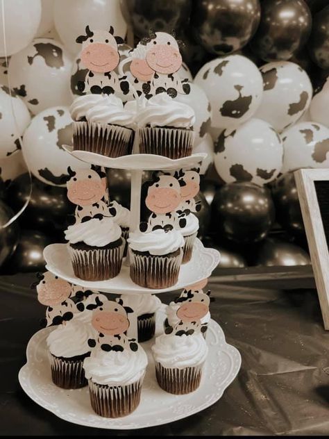 Cow Desserts Ideas, Cow Party Treats, Moo Moo I’m Two Food Ideas, Moo Baa La La La Party, Cow Themed Dessert Table, Cow Themed Birthday Party Decoration, Cow Theme Cupcakes, Cow Print Theme Birthday Party, Cow Themed 2nd Birthday Party