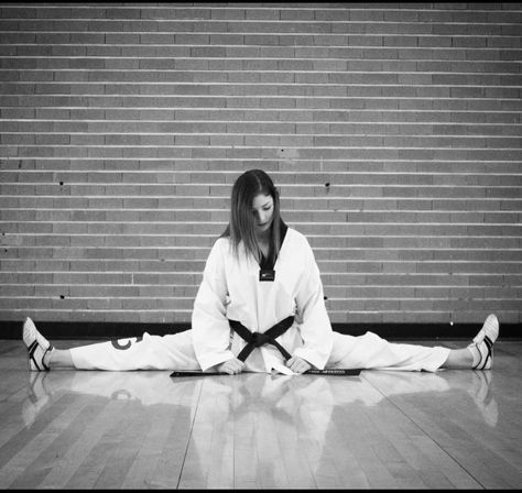 Taekwondo Taekwondo Inspiration, Tkd Girl, Isshinryu Karate, Tkd Taekwondo, Karate Quotes, Martial Arts Photography, Judo Club, Taekwondo Girl, Mixed Martial Arts Training