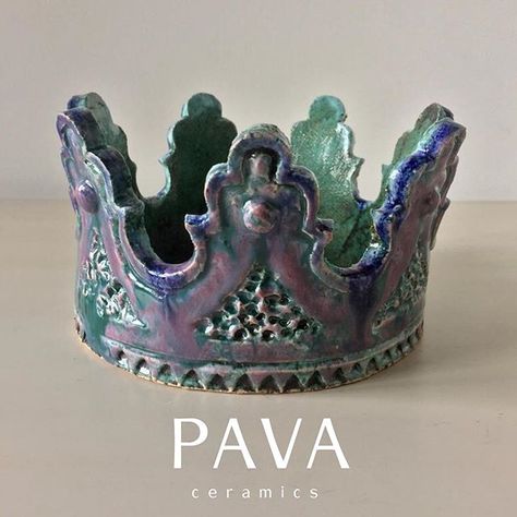 Ceramic Crown, Neve Tzedek, Eclectic Cottage, Crown Art, Diy Crown, Decoration Furniture, Kitchen Cleaning Hacks, Diy Pottery, Garden Decorations