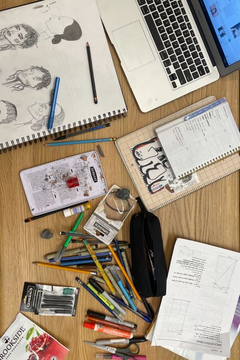 fashion school at its finest messy study table #zicxa-photos #zicxa #images #background #wallpaper #freepik #shutterstock #VN Messy Desk Drawing, Messy Study Table, Messy Desk Aesthetic, Art Desk Aesthetic, Artists Desk, Desk Artwork, Messy Table, Artist Desk, Boys Desk