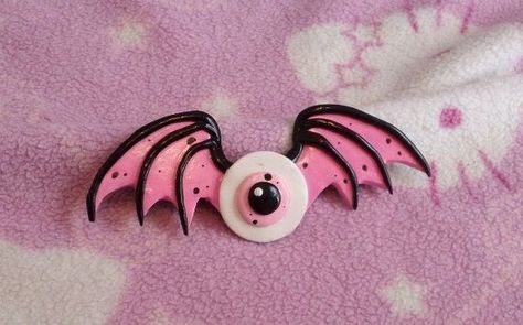 Kawaii Creepy, Fimo Halloween, Gothic Hair Accessories, Gothic Hair, Polymer Clay Halloween, Hair Clip Accessories, Air Dry Clay Projects, Kawaii Jewelry, Cute Polymer Clay