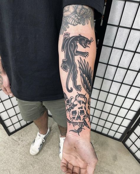 American Traditional Tattoos On Dark Skin, Traditional Lion Tattoo Design, Traditional Old School Tattoo Flash, Forearm Tattoo Traditional, Lion Traditional Tattoo, Tatto Old Scold, Traditional Forearm Tattoo, Old School Flash Tattoo, Traditional Tattoo Arm