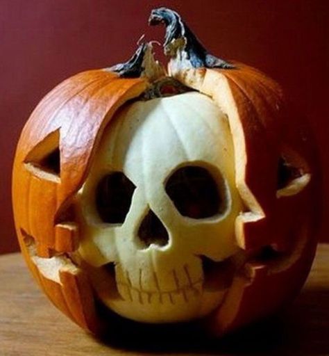 Cool Pumpkin Designs, Pumpkin Carved, Diy Halloween Dekoration, Pumpkin Carving Patterns Free, Halloween Pumpkin Carving Stencils, Pumkin Carving, Creative Pumpkin Carving, Easy Pumpkin Carving, Scary Pumpkin Carving