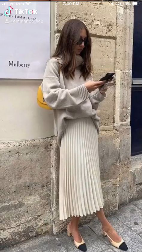 Pleated Skirt Outfit Aesthetic, Midi Pleated Skirt Outfit, Beige Skirt Outfit, Pleated Midi Skirt Outfit, Pleated Skirt Outfits, Beige Midi Skirt, Rome Outfits, Skirt Outfits Aesthetic, Spring Skirt Outfits