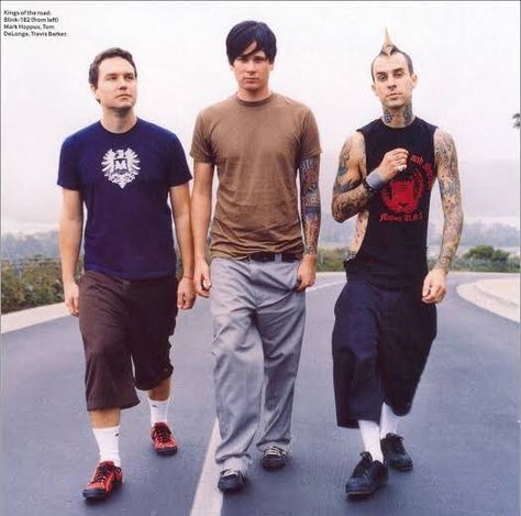 Blink 182 Wallpaper, Blink 182 Tom, Tom Delonge, Don Draper, 00s Fashion, Travis Barker, Blink 182, Y2k Outfits, Pop Bands