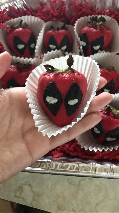 Iron Man Chocolate Covered Strawberries, Deadpool Strawberries, Deadpool Food Ideas, Deadpool Wedding Theme, Deadpool Party Decorations, Batman Strawberries, Deadpool Party Ideas, Deadpool And Wolverine Cake, Deadpool Birthday Party Ideas