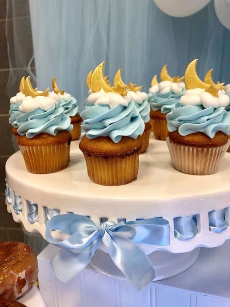 Twinkle Twinkle Little Star Shower  | CatchMyParty.com Gateau Baby Shower Garcon, Star Baby Shower Theme, Fiesta Shower, Ideas Cupcakes, Babyshower Party, Boy Baby Shower Ideas, Twinkle Twinkle Baby Shower, Moon Baby Shower, Star Shower