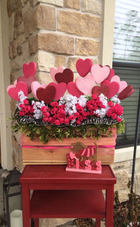 Valentines Outdoor Decorations, Diy Valentines Day Wreath, Valentines Party Decor, Valentine Centerpieces, Decoration Vitrine, Easy Valentine Crafts, Diy Valentine's Day Decorations, Valentine Tree, Day Aesthetic