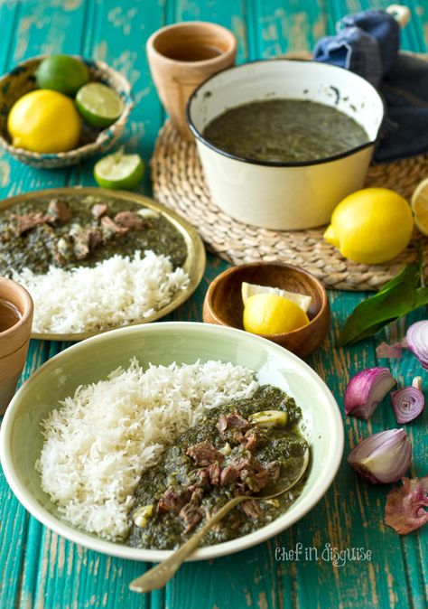 Mulukhyia an Egyptian/Arabic green stew fit for royals. Healthy, tasty and easy to make Molokhia Recipe, Arabic Chicken Recipes, Jordanian Food, Arabisk Mad, Chicken Recipes For Dinner, Middle East Food, Middle East Recipes, Arabic Recipes, Arabian Food