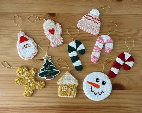 Punch Needle Christmas, New Year Home Decor, Christmas Fair Ideas, Snowmen Ornaments, Christmas Punch, Needle Felted Christmas, Home Decor Christmas Gifts, Punch Needle Patterns, Christmas Ornament Pattern