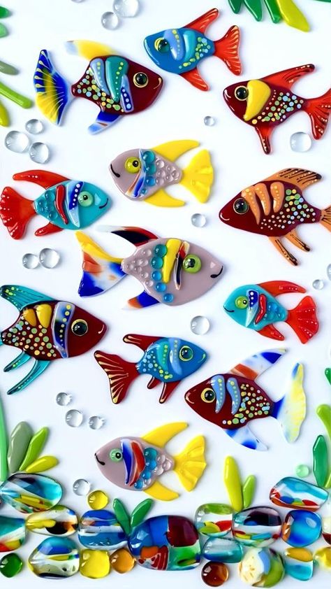 Glass Fusion Ideas, Fused Glass Artwork, Glass Fusing Projects, Fused Glass Ornaments, Fish Sculpture, Polymer Crafts, Fused Glass Jewelry, Phish, Glass Fish