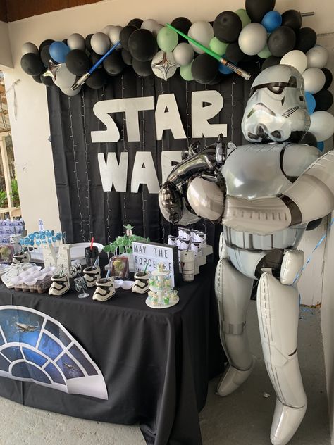 Star Wars Balloons, Star Wars Theme Birthday, Star Wars Party Decorations, Star Wars Party Games, Decoracion Star Wars, Star Wars Themed Birthday Party, Star Wars Birthday Cake, Star Wars Baby Shower, Star Wars Theme Party