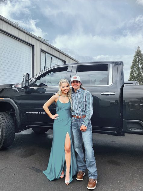 Country Prom, Couples Prom, Country Couple Pictures, Prom Dress With Split, Hoco Pics, Prom Pictures Couples, Cute Country Couples, Prom Picture Poses, Prom Photoshoot