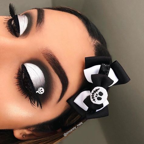 JACK SKELLINGTON 💀 SWIPE —> 1 or 2?? TAG @colourpopcosmetics please 🎄 I used the new #colourpopcosmetics Smoke show eyeshadow palette to… Halloween Eyeshadow, How To Make Up, Xmas Makeup, Christmas Eyeshadow, Holloween Makeup, Christmas Eye Makeup, Christmas Makeup Look, Halloween Makeup Pretty, Halloween Eye Makeup