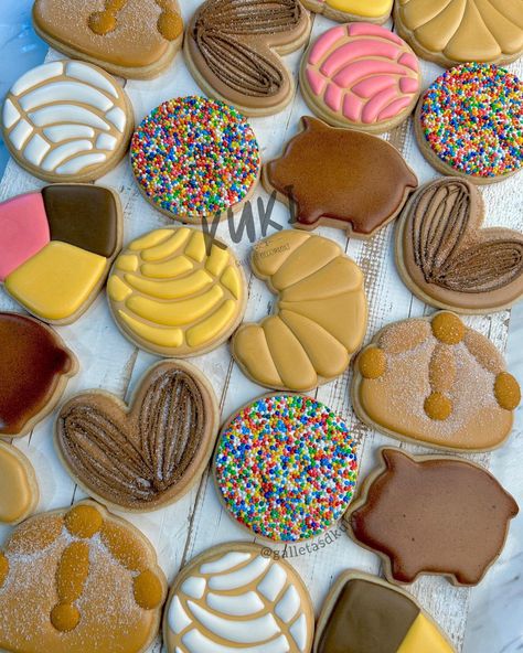 Mexican Themed Cookies Decorated, Mexican Bridal Shower Cookies, Mexican Decorated Cookies, Concha Baby Shower Theme, Mexican Themed Cookies, Cielito Lindo Cookies, Pan Dulce Cookies, Mexican Cookies Decorated, Pan Dulce Table