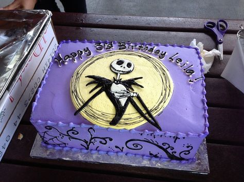 London Halloween, Jack Skellington Cake, Christmas Birthday Cake, Nightmare Before Christmas Cake, Nightmare Before Christmas Wedding, Helloween Wallpaper, Halloween Lawn, Nightmare Before Christmas Decorations, Lawn Decorations