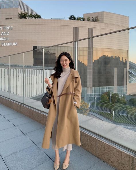 Korean Trench Coat Outfit, Beige Coat Outfit Winter, Korea Spring Fashion, Beige Coat Outfit, Brown Coat Outfit, Beige Winter Coat, Coat Korean Style, Korean Style Winter, Winter Outfits Korean