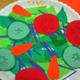 Salad craft: green tissue paper, paper cucumbers, carrots, tomatoes and cabbage Salad Craft Preschool, Food And Flavors Theme Toddlers, Salad Craft, Preschool Food Crafts, Nutrition For Hair, Nutrition Crafts, Banana Crafts, Preschool Food, Vegetable Crafts