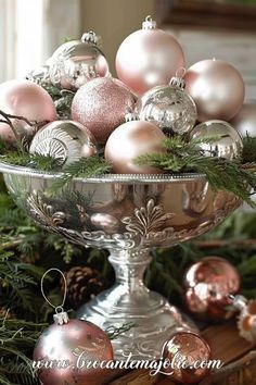 French country Christmas: 13 vintage centerpieces ideas - Brocante Ma Jolie Classic Xmas Decor, Vintage Silver Decor Ideas, Christmas Candelabra Ideas, Vintage Christmas Centerpieces Diy, Christmas Vintage Decor, Christmas Vignettes Ideas, Pink Xmas Aesthetic, Xmas Centerpiece Ideas, Pink Christmas Tablescapes