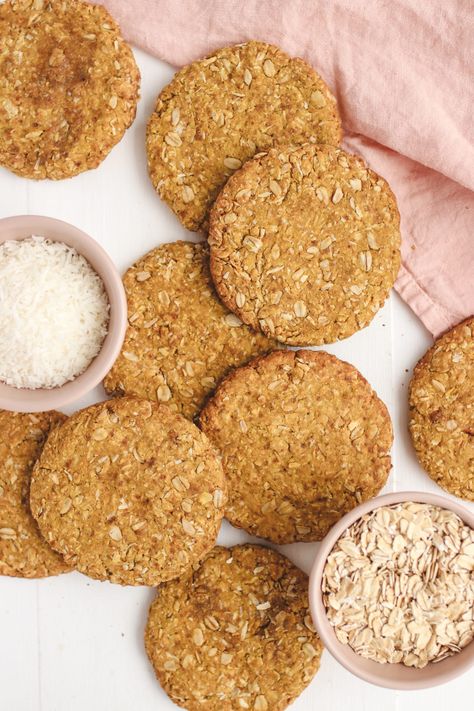 Healthy Anzac Biscuits, Biscuits Gluten Free, Coconut Oatmeal Cookies, Anzac Cookies, Healthy Biscuits, Healthy Summer Snacks, Raw Treats, Biscuits Diététiques, Vegan Biscuits