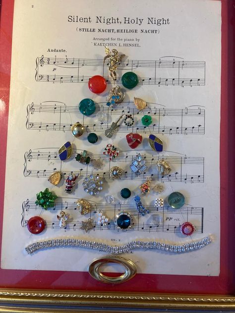 Christmas Button Crafts, Buttons Crafts Diy, Old Jewelry Crafts, Costume Jewelry Crafts, Jeweled Christmas Trees, Vintage Jewelry Ideas, Vintage Jewelry Repurposed, Jeweled Christmas, Bells Christmas