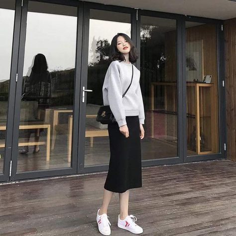 Span Skirt Outfit, Japanese Long Skirt Outfit, Black Midi Skirt Outfit Casual, Osaka Outfit, Korean Minimalist Fashion, Japan Outfits, Long Midi Skirt, Japan Outfit, Long Midi