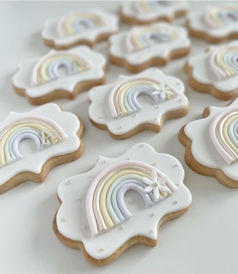 Rainbow Biscuits, Rainbow Sugar Cookies, Birthday Biscuits, Gold Cookies, First Birthday Cupcakes, Pastry Design, Pastel Baby Shower, Rainbow Cookies, Fondant Cookies