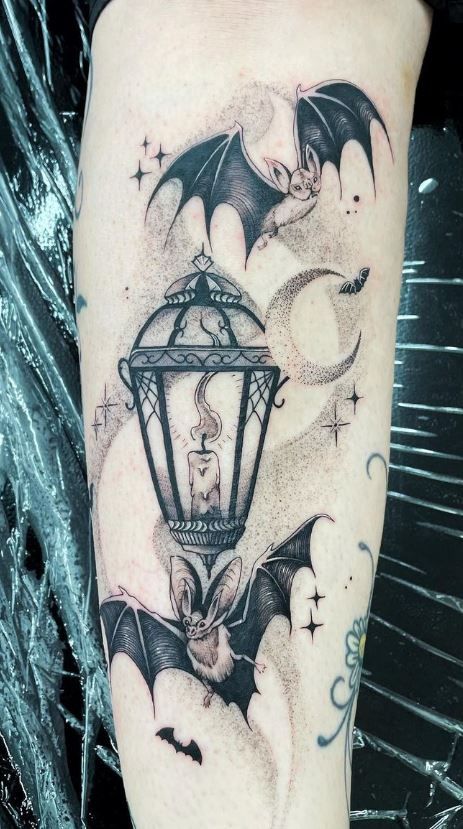 Gotik Tattoo, Cute Halloween Tattoos, Bats Tattoo Design, Vampire Tattoo, Lantern Tattoo, Bookish Tattoos, Goth Tattoo, Dragon Tattoo For Women, Bat Tattoo