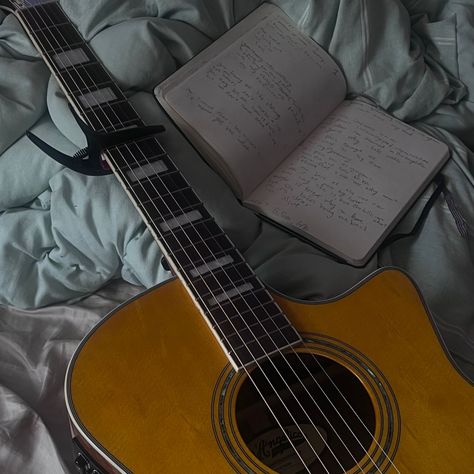 Guitar Aesthetic, Guitar Boy, Guitar Teacher, Guitar Obsession, Under Your Spell, Artist Aesthetic, Aesthetic Boy, Music Aesthetic, Black Man