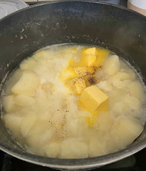 These Stewed Potatoes are a classic, old fashioned potato recipe that uses only a few ingredients. The recipe is so simple to throw together and the result is creamy and buttery potatoes that melt in your mouth. Ready to eat in less than 45 minutes! Stewed Potatoes Old Fashioned, Stewed Potatoes Southern, Buttery Potatoes, Boneless Beef Short Ribs, Classic Old Fashioned, Classic Southern Recipes, Dumplings For Soup, Potato Recipes Side Dishes, Stewed Potatoes