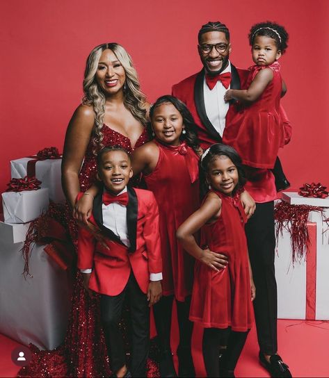 Elegant Christmas Photoshoot, Family Christmas Pictures Black People, Elegant Christmas Photoshoot Family, Christmas Photoshoot Family, Holiday Photos Outfits, Christmas Photography Family, Family Christmas Pictures Outfits, Family Holiday Pictures, Christmas Pictures Outfits