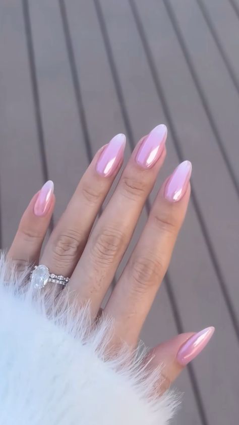 Pink Chrome Nails With Glitter, Strawberry Crome Nails, Soft Girly Nails, Ongles Hailey Bieber, Hailey Bieber Pink Nails, Sheer Pink Chrome Nails, Strawberry Chrome Nails, Hailey Beiber Nails Trend Pink, Chrome Nails Designs Pink