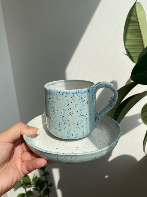 A cup for tea or coffee Ceramic Cups And Saucers, Ceramic Cups Handmade Mugs, Ceramic Cafe, Pottery Painting Designs, Clay Diy Projects, Diy Ceramic, Pretty Mugs, Cup Ceramic, Pottery Crafts