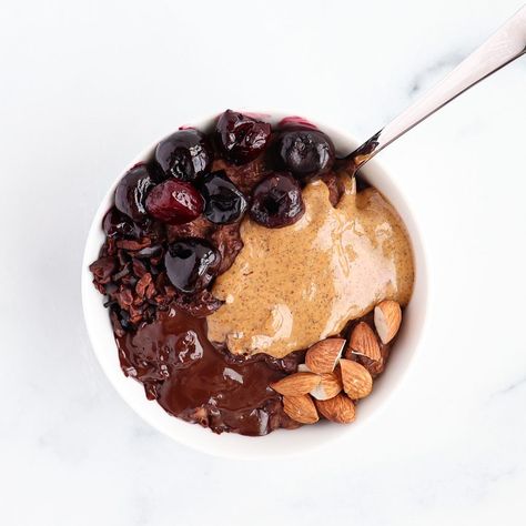 Almond Butter Oatmeal, Vegan Breakfast Recipes Easy, Almond Oatmeal, Cherry Oatmeal, Easy Oatmeal Recipes, Overnight Oatmeal Recipes, Cherry Compote, Healthy Oatmeal Recipes, Tart Cherries