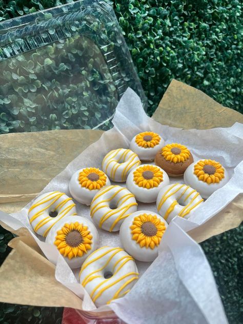 Mothers Day Donut Ideas, Mini Donut Packaging Ideas, Mini Donut Decorating Ideas, Decorated Donuts Ideas, Donut Designs Ideas, Mini Donuts Packaging, Donas Aesthetic, Mini Donuts Decoration, Mini Donuts Ideas