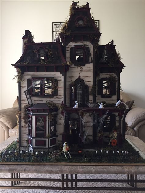 Scary Dollhouse Haunted Houses, Halloween Diorama Ideas, Spooky Dollhouse Diy, Haunted House Bloxburg, Dollhouse Haunted House, Oregon Halloween, Haunted Dollhouse Diy Ideas, Creepy Dollhouse, Spooky Dollhouse