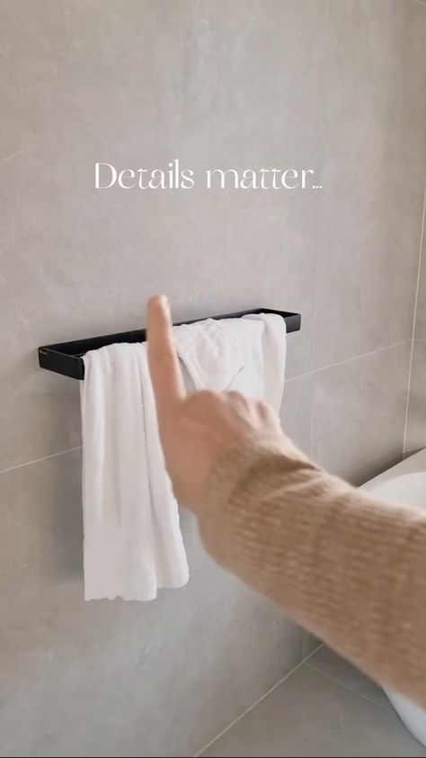 Interior Design & Home Decor | An amazing way to style towels 🥰❤️Credit @bella.minaaa 💕💕💕Wish you all the best my lovely IG family 🤗🥰 . #organization #fold #folding… | Instagram How To Display Hand Towels In Bathroom, How To Hang Towels On Towel Bar, Hand Towel Placement Bathroom, Hand Towel Placement, Bathroom Towel Bar Placement, Hand Towel Ideas, Hand Towels Bathroom Display, Towels On Towel Bar, Towel Bar Placement