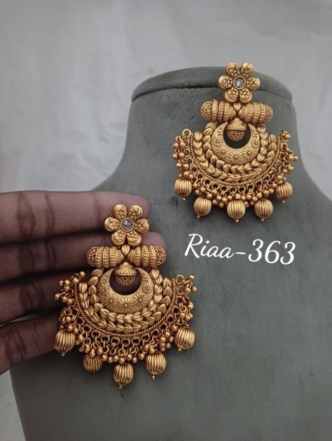 Chandbali Earrings Gold Antiques, Chandbali Earrings Gold, Wedding Necklace Designs, Earrings Gold Indian, Bride Earrings Gold, Fashion Jewelry Necklaces Gold, Gold Jhumka, Jhumka Designs, Unique Gold Jewelry Designs