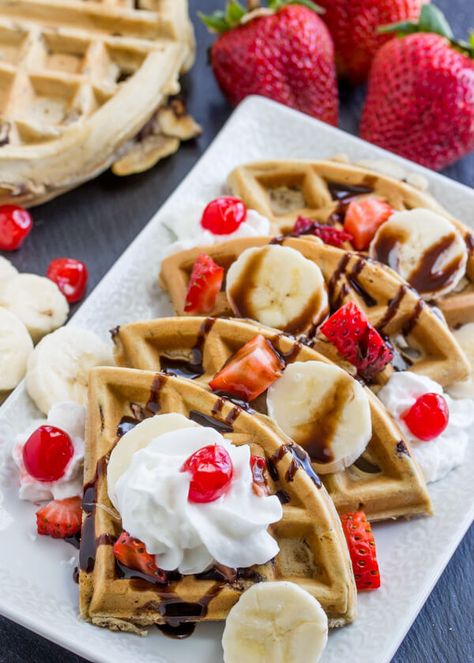 Banana Split Waffles, Waffle Serving Ideas, Waffles Dulces Ideas, Cafe Food Breakfast, Waffles Decorados, Waffles Ideas, Waffle Dessert, Waffle Ideas, Waffles For Breakfast