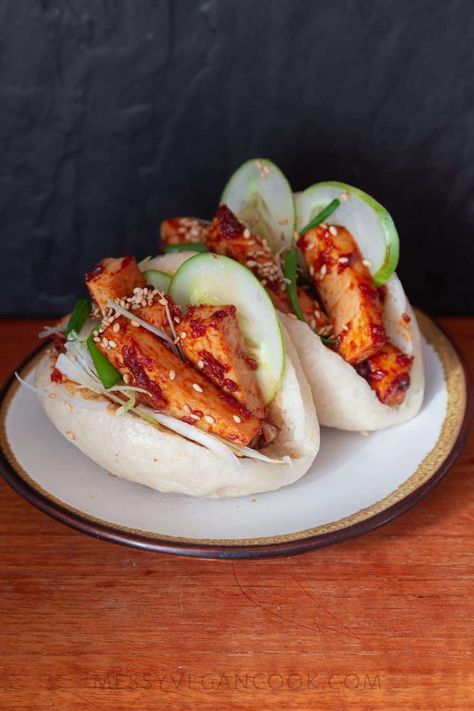 Vegan smoky sriracha tofu bao buns - Messy Vegan Cook Tofu Bao Buns, Tofu Bao, Vegan Bao, Sriracha Tofu, Bao Recipe, Steam Buns Recipe, Swedish Food, Bao Buns, Vegan Beans