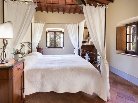 Italian Villa Interior Bedrooms, Tuscany Bedroom Ideas, Italian Farmhouse Bedroom, Soft White Bedroom, Italian House Decor, Italian Villa Bedroom, Italian Villa Decor, Tuscany Bedroom, Italian Villa Interior