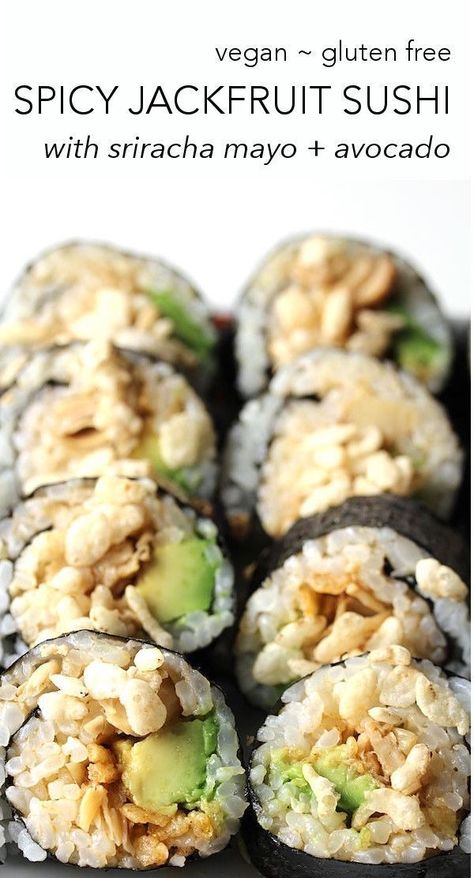 Vegan + Gluten Free SPICY JACKFRUIT SUSHI with sriracha mayo + avocado. Spicy Sushi, Sushi Vegan, Jackfruit Recipes, Sriracha Mayo, Vegan Sushi, Diner Recept, Vegan Asian, Sushi Recipes, Mahi Mahi