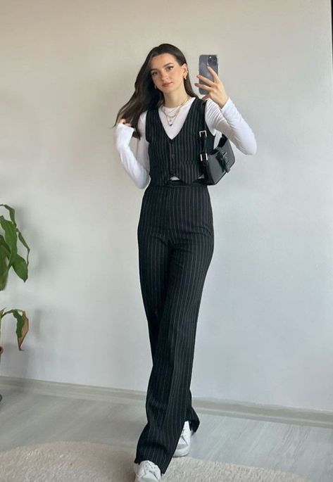 Formal Pants Outfit, Neat Outfits, Smart Casual Women Outfits, Neat Casual Outfits, Ringing In The New Year, Mode Zara, Modest Dresses Casual, Casual Day Outfits, Classy Work Outfits