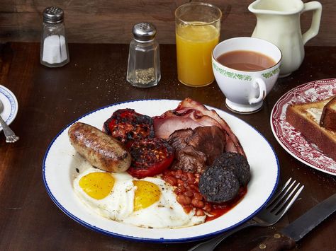 English breakfasts, or fry-ups—hearty assemblages of meat, eggs, tomatoes, mushrooms, and baked beans—are traditional all over the UK. English Breakfast Tomatoes, Fry Up Breakfast, Breakfast Tomatoes, Cumberland Sausage, English Dishes, Homemade Beans, Full English Breakfast, English Breakfast, Best Breakfast Recipes